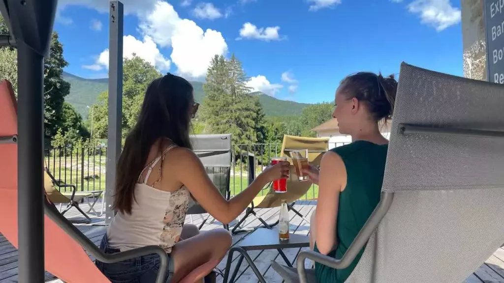 Deux personnes trinquant en terrasse