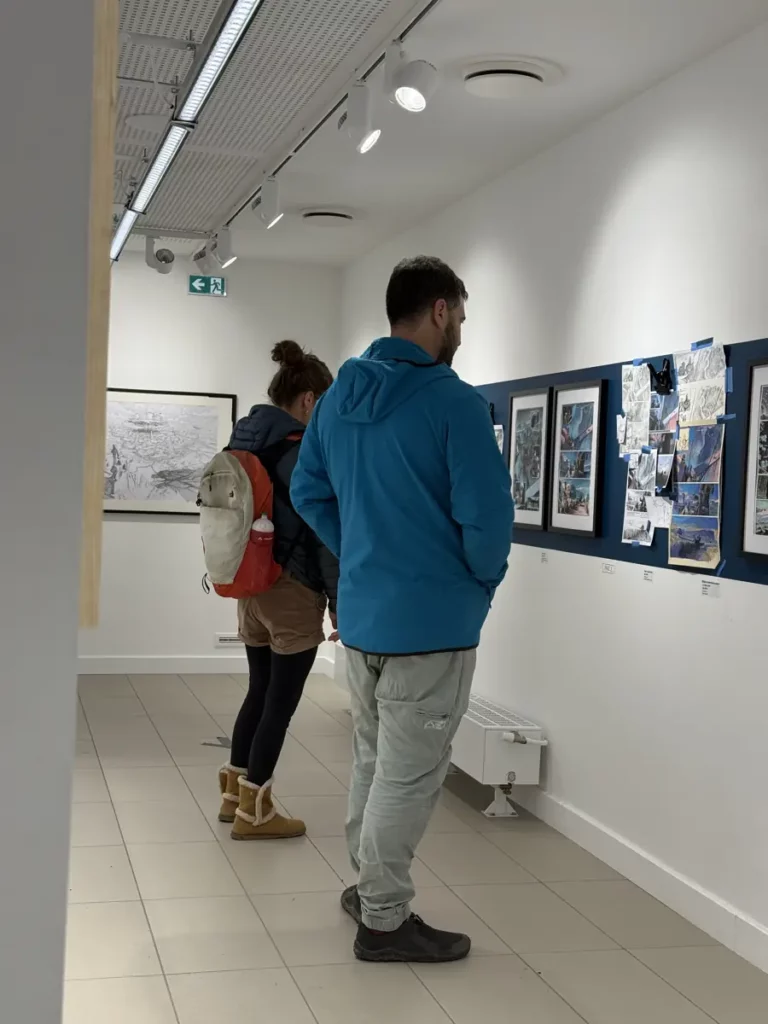 Des visiteurs devant les œuvres, dans une salle d’exposition