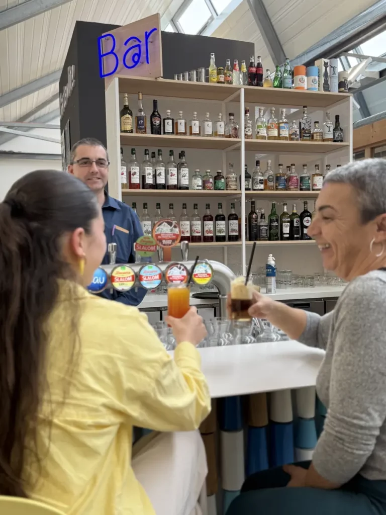 Deux clientes servies au comptoir du bar-café