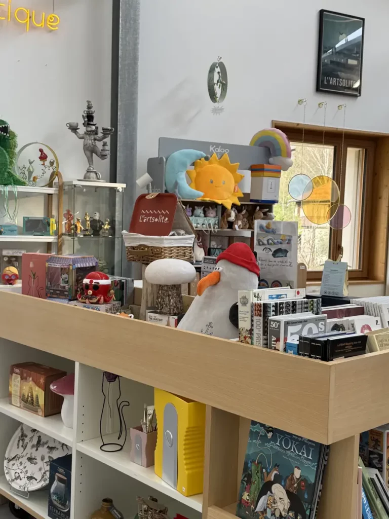 Les étagères de la boutique : livres, objets et peluches