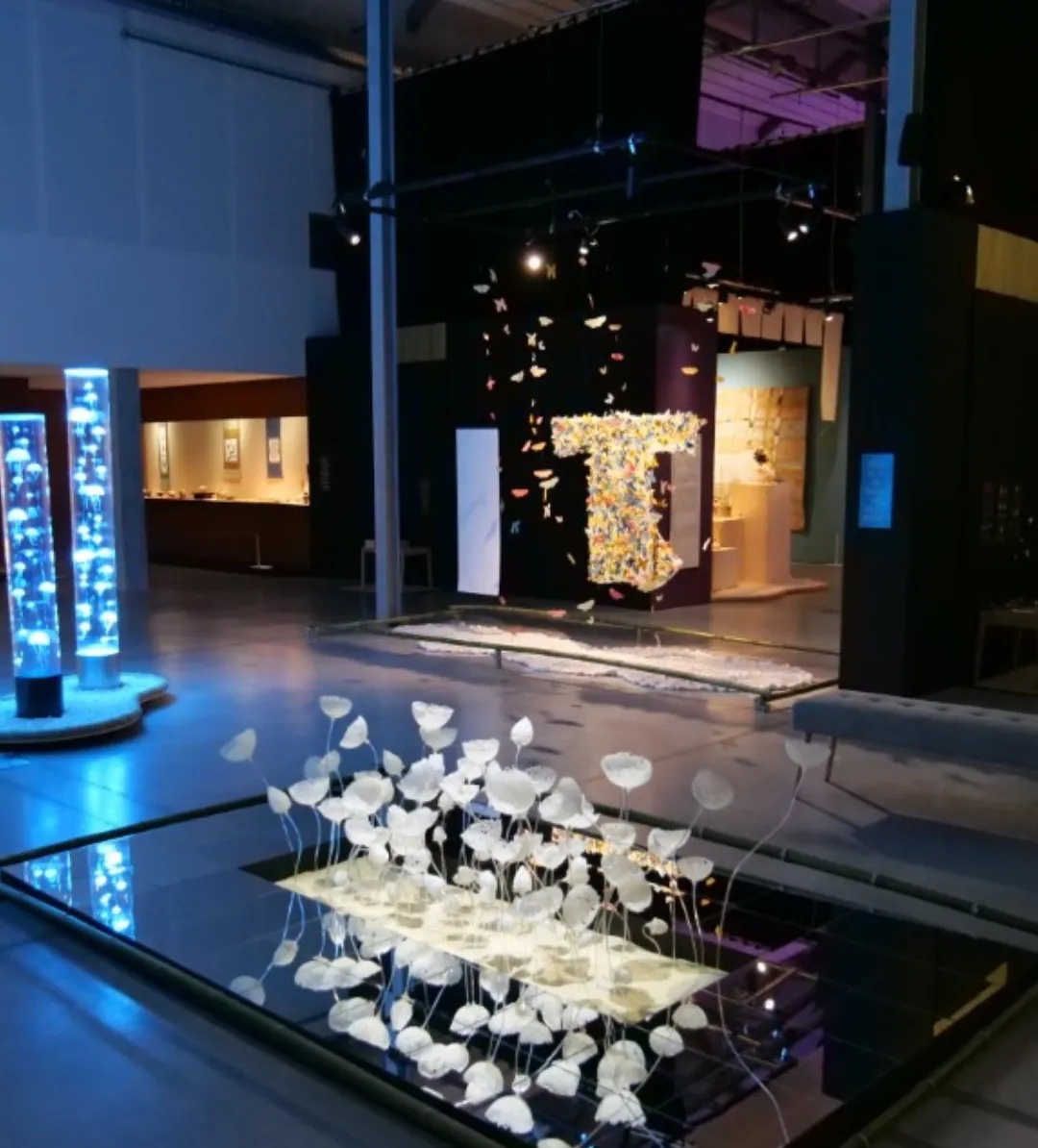 La grande salle pendant Inspirations Japon : installations lumineuses dans la pénombre